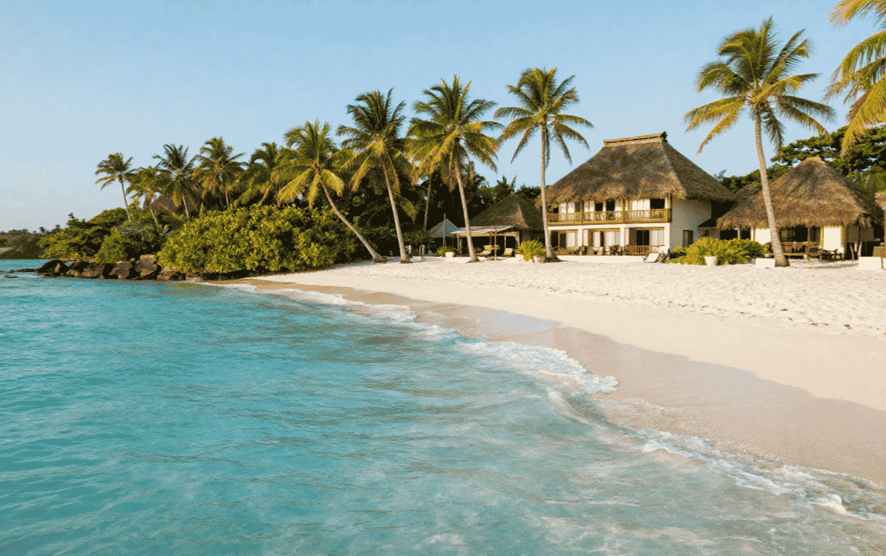 Couple en weekend à Assinie en Côte d'Ivoire profite de la plage et réserve son hébergement via Trenderz