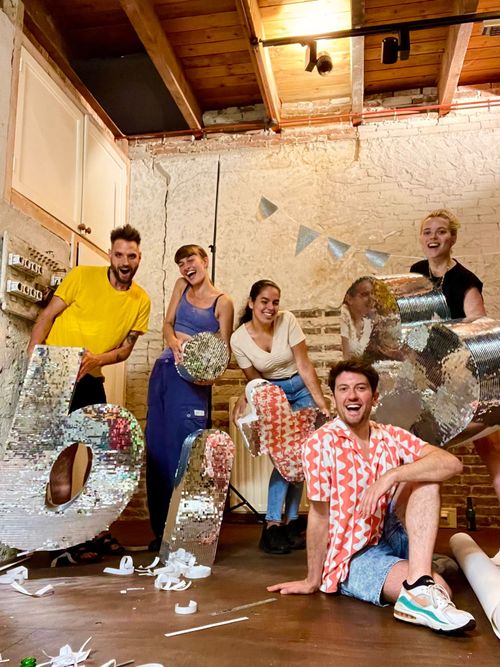 Team Marketing Schmarketing met discobal letters die zeggen; Bi+