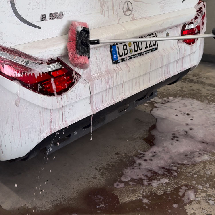 Reinigung eines Hymer B550 Wohnmobiles in der Waschhalle der HOSS Versiegelung Kleinaiting