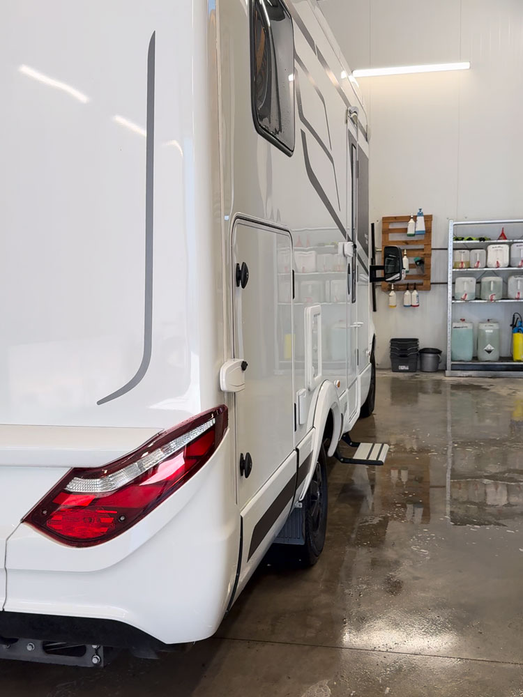 Ein glänzend sauberes Wohnmobil nach der Reinigung