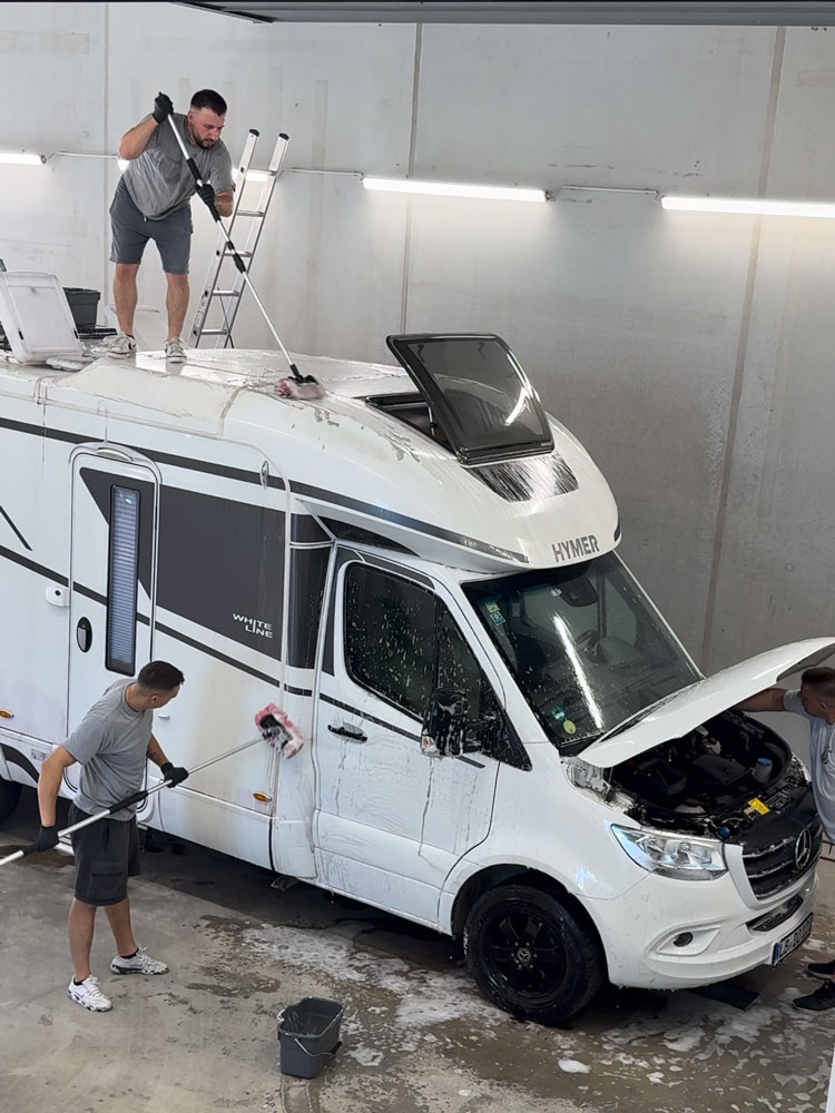 Reinigung eines Hymer B550 Reisemobils in der Waschhalle der HOSS