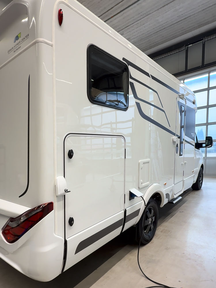 Ein glänzender keramikversiegeltes Wohnmobil Hymer B550