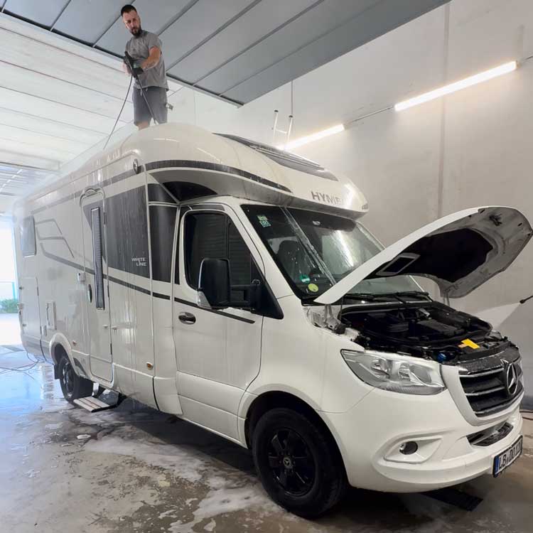 Profesionelle Reinigung eines Wohnmohnmobils