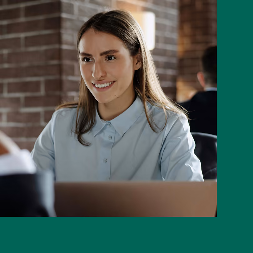A women working at her computer smiling