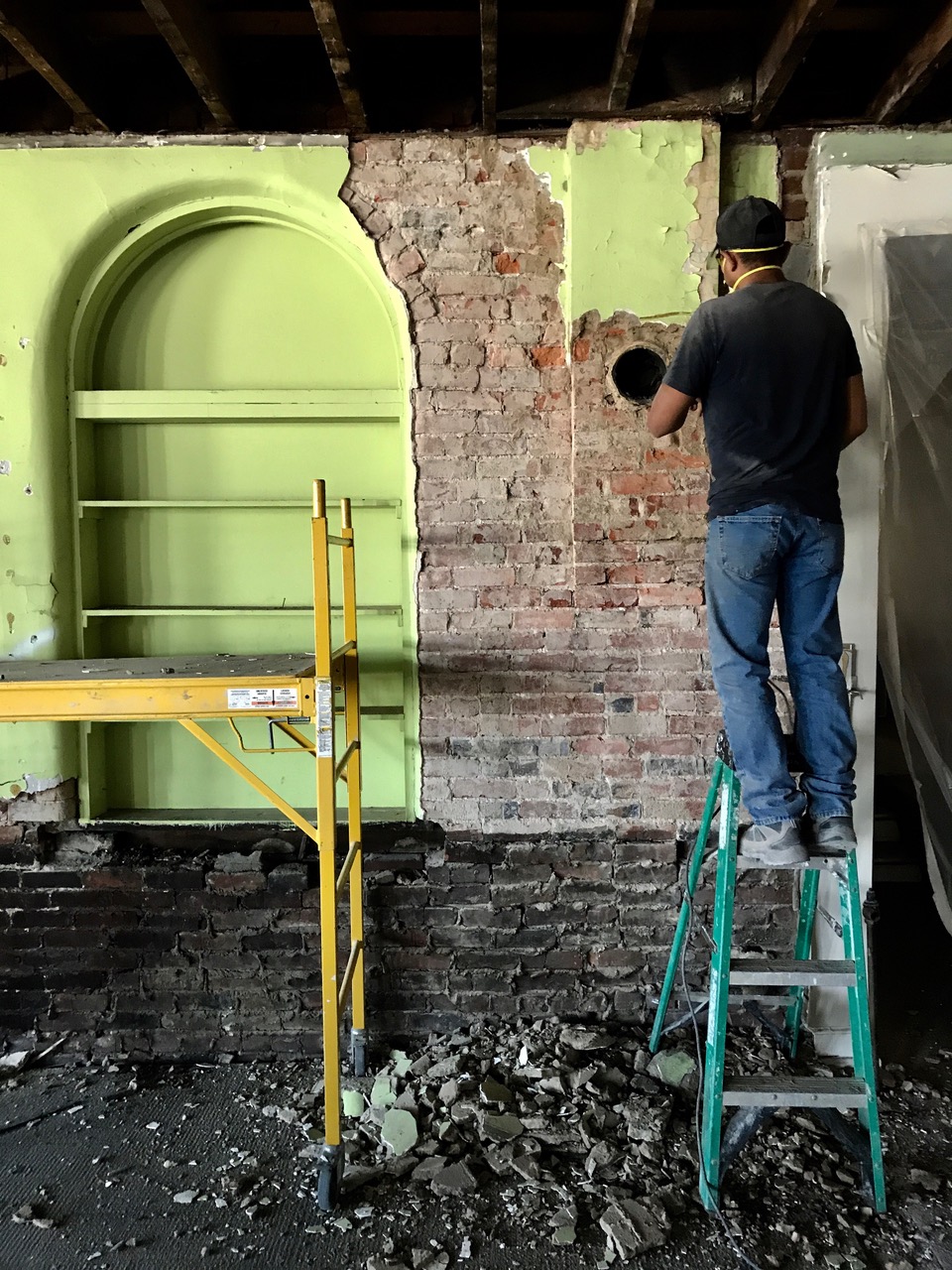 Removing concrete slurry on brick walls