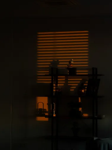 Abendlicht durch Jalousien im Studio von HOSH MEDIA
