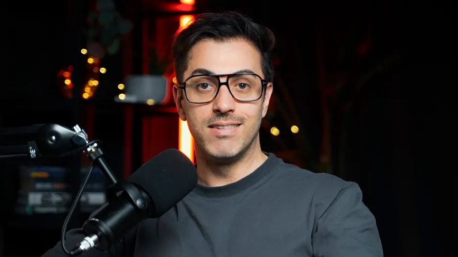 Aufnahme am Mikrofon im Studio von HOSH MEDIA