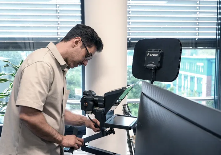 Kamera- und Teleprompter-Setup im Büro von HOSH MEDIA