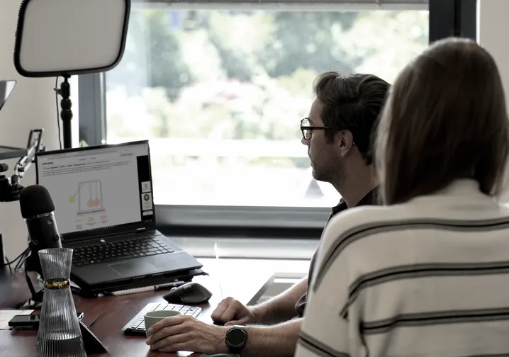 Zusammenarbeit am Laptop im Büro von HOSH MEDIA