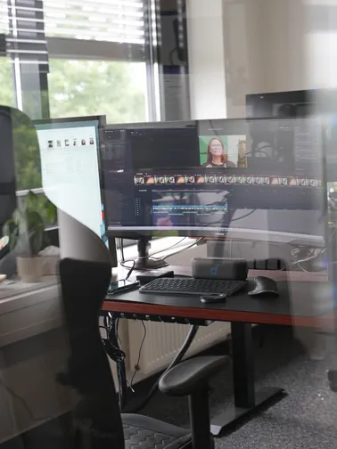 Arbeitsplatz mit Monitoren im Büro von HOSH MEDIA