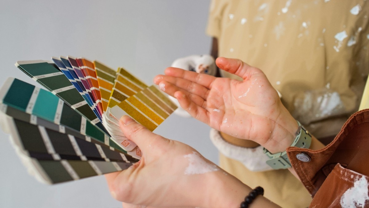 Homeowner and contractor discussing which paint color to use for painting project