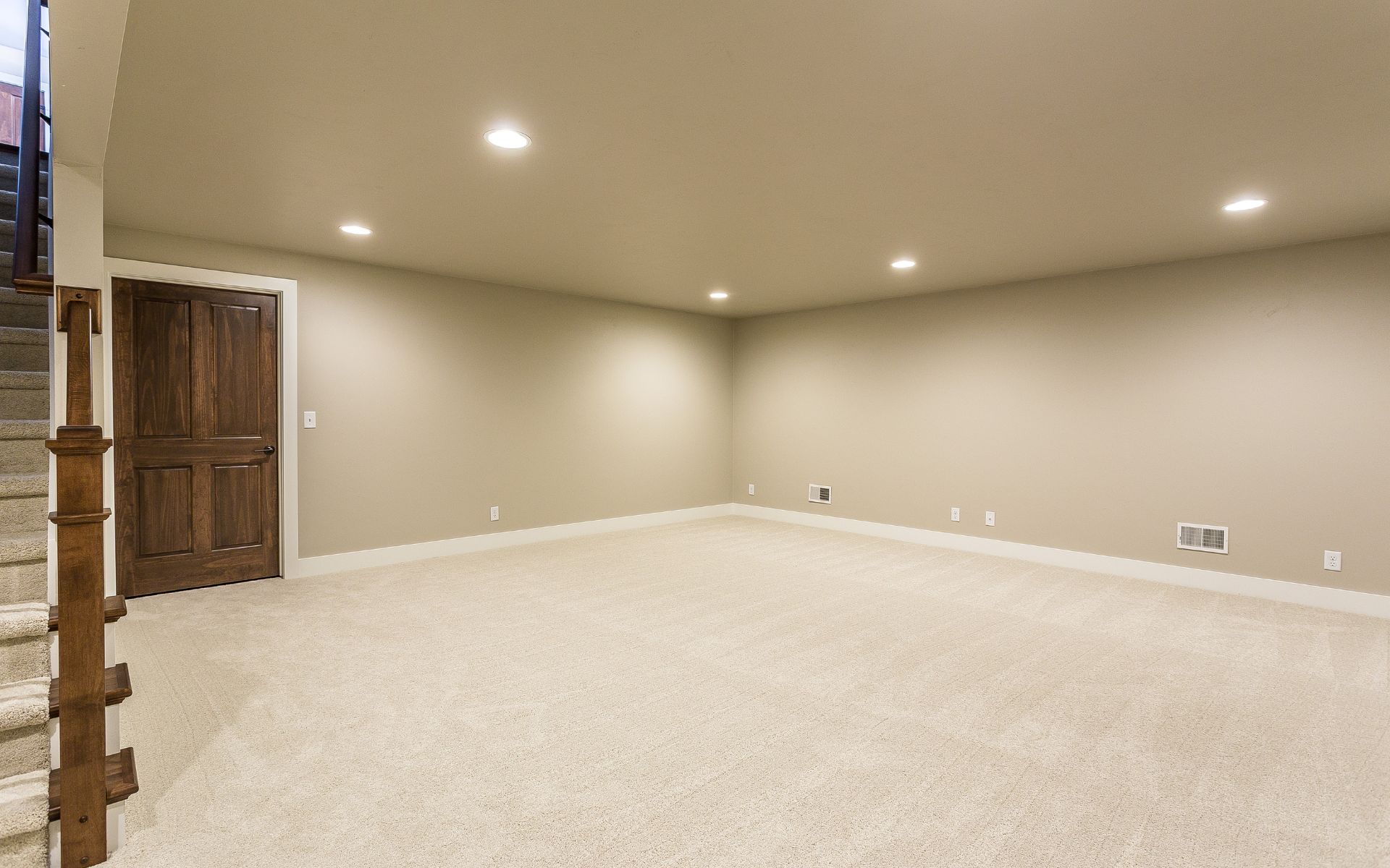 Huge basement recreation and entertainment room
