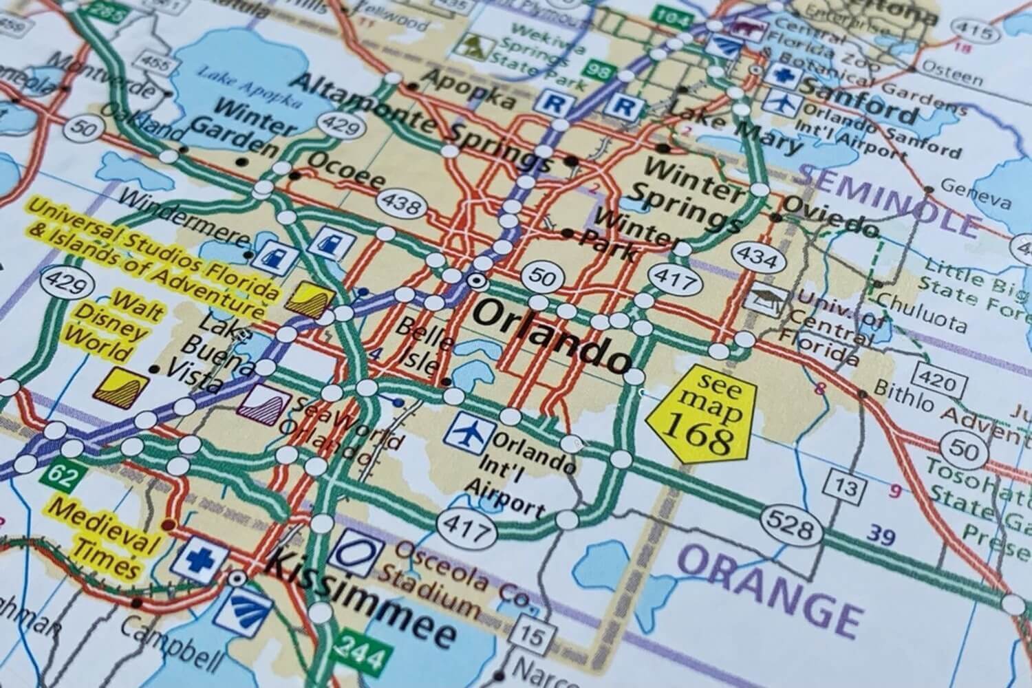 Close-up map showing Orlando (Florida) with highways, attractions like Walt Disney World, Universal Studios, and Orlando International Airport.