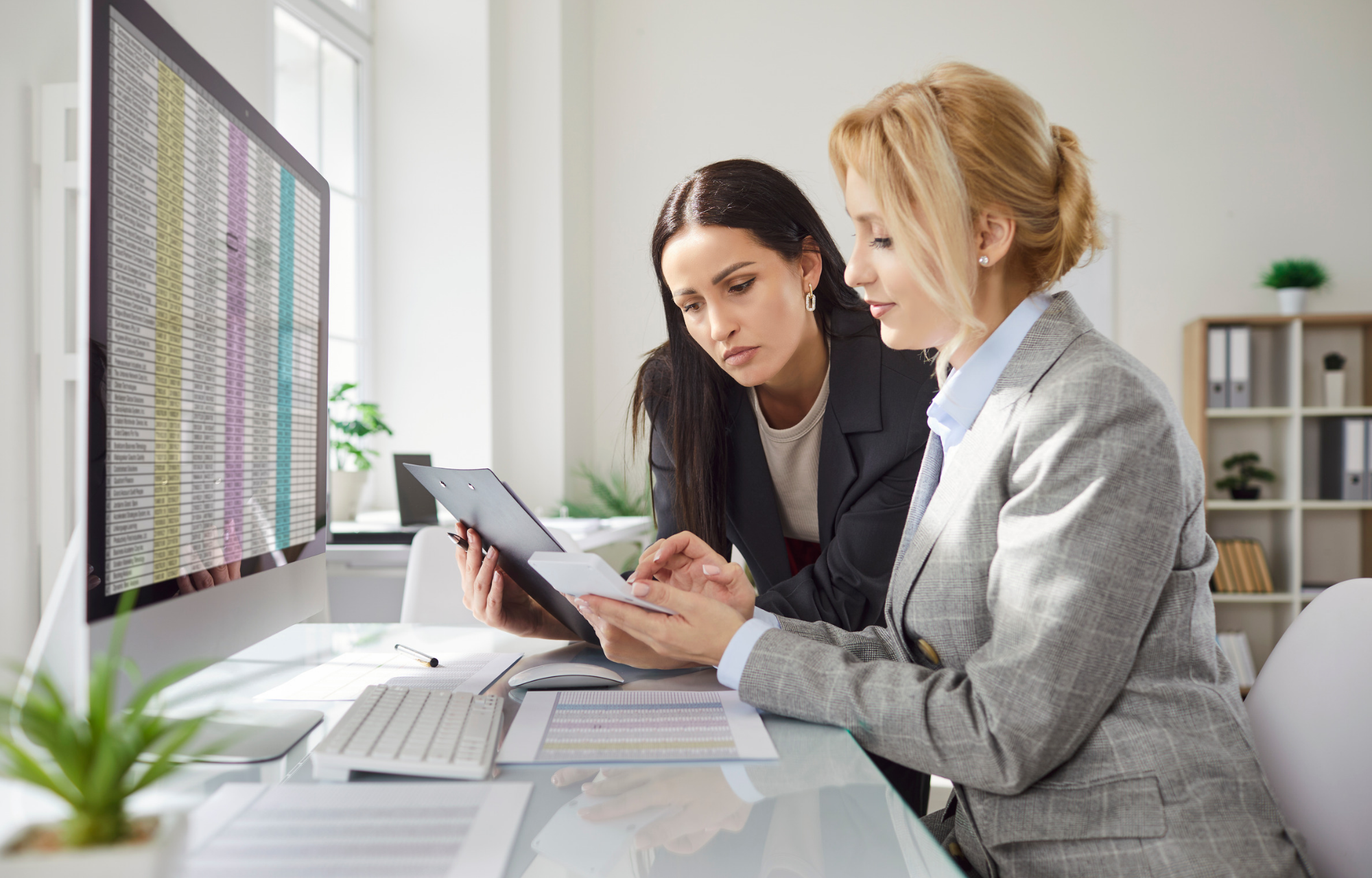 Marketing team reviewing a transparent SEO campaign checklist