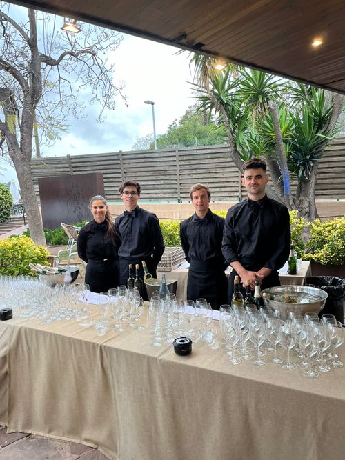 equipo de camareros detrás de la barra