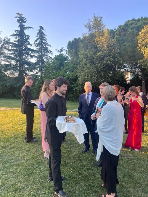 Camarero sirviendo canapes