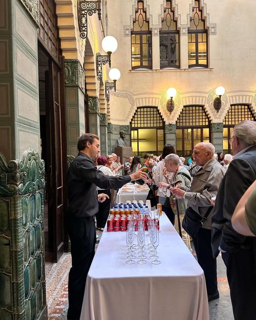 Camarero sirviendo una copa