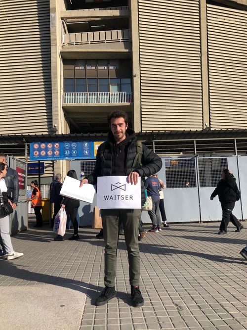 Personal con un cartel de Waitser