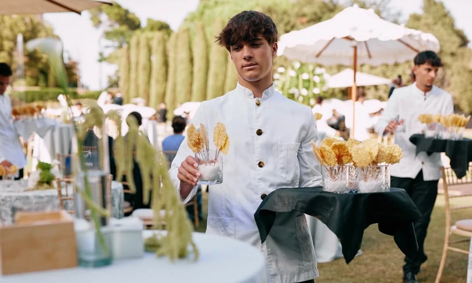Personal de Waitser atendiendo un evento de catering