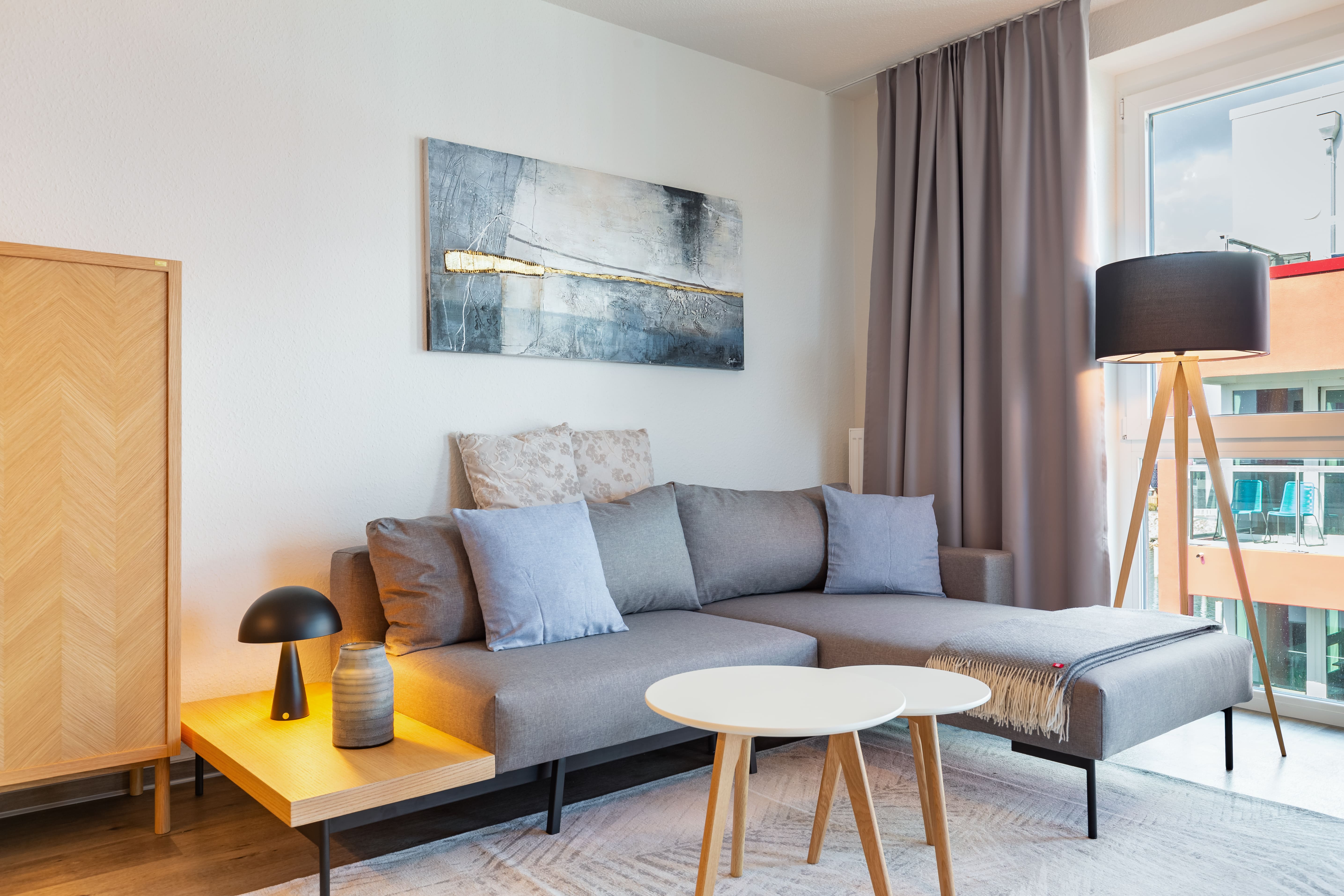 Einrichtungsideen für Ferienwohnungen: Hochwertige Loungemöbel in dezenten Farben für Kapitalanleger in Olpenitz