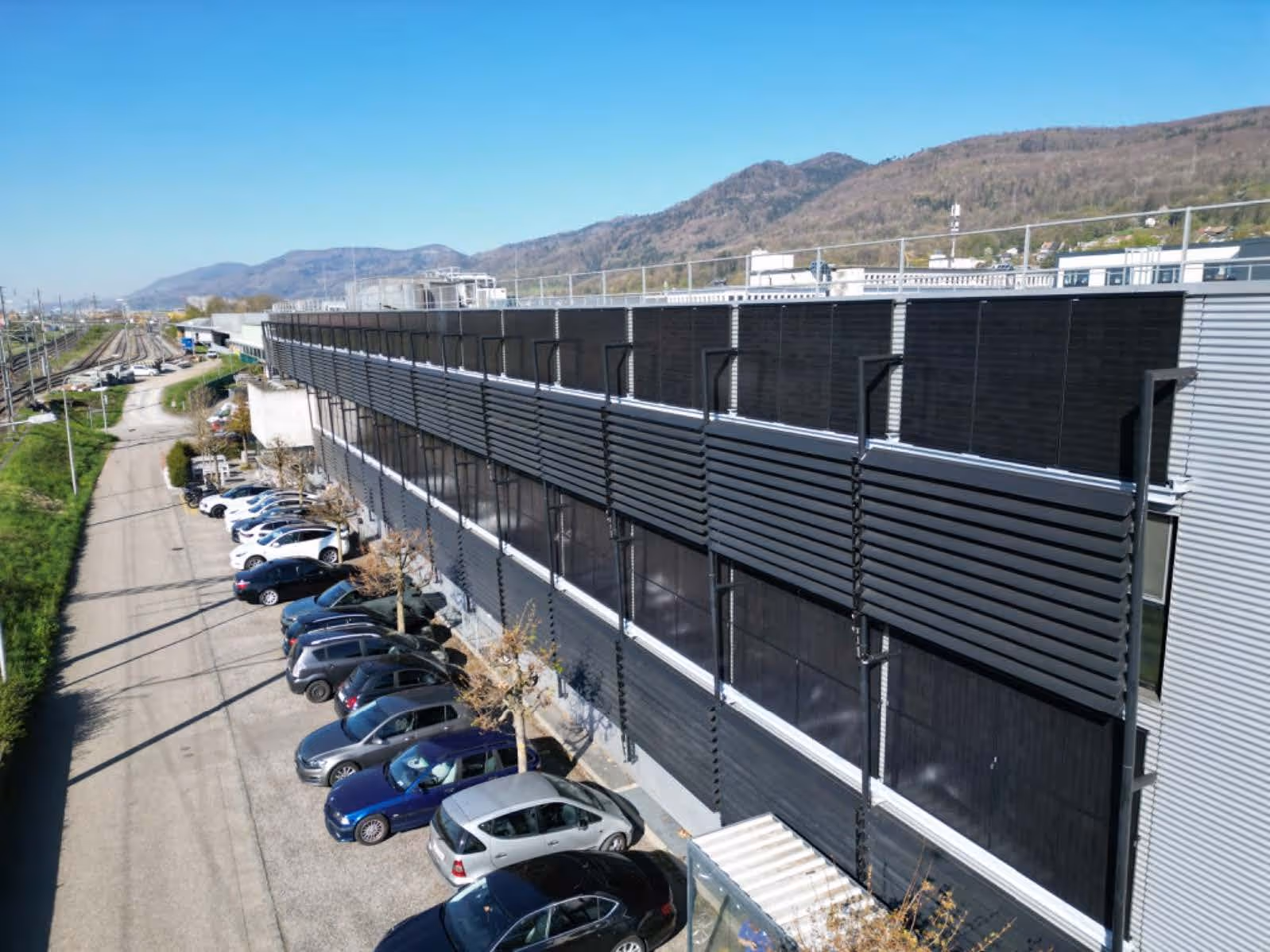 Vertikale Fassadenanlage eines Gewerbegebäudes in Solothurn.