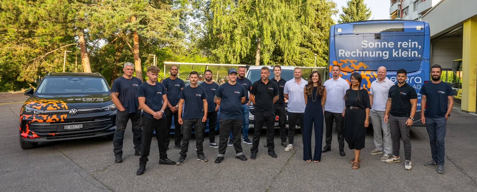 Group of 16 diverse people in casual work attire standing outdoors between a custom Volkswagen car and a blue company van with 'Sonne rein, Rechnung klein.' text.
