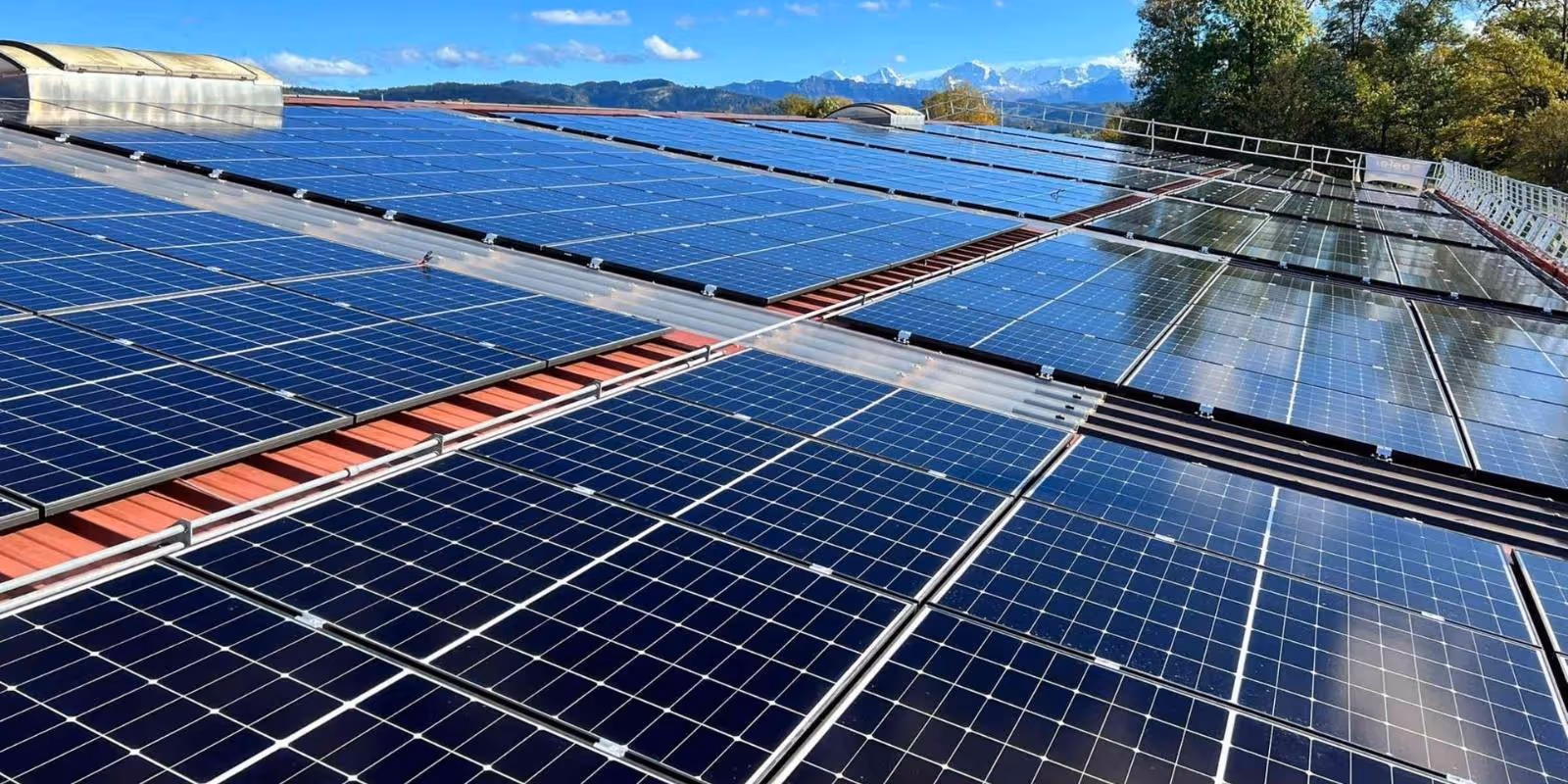 Grossflächige Solaranlage auf Gewerbedach im Berner Oberland.