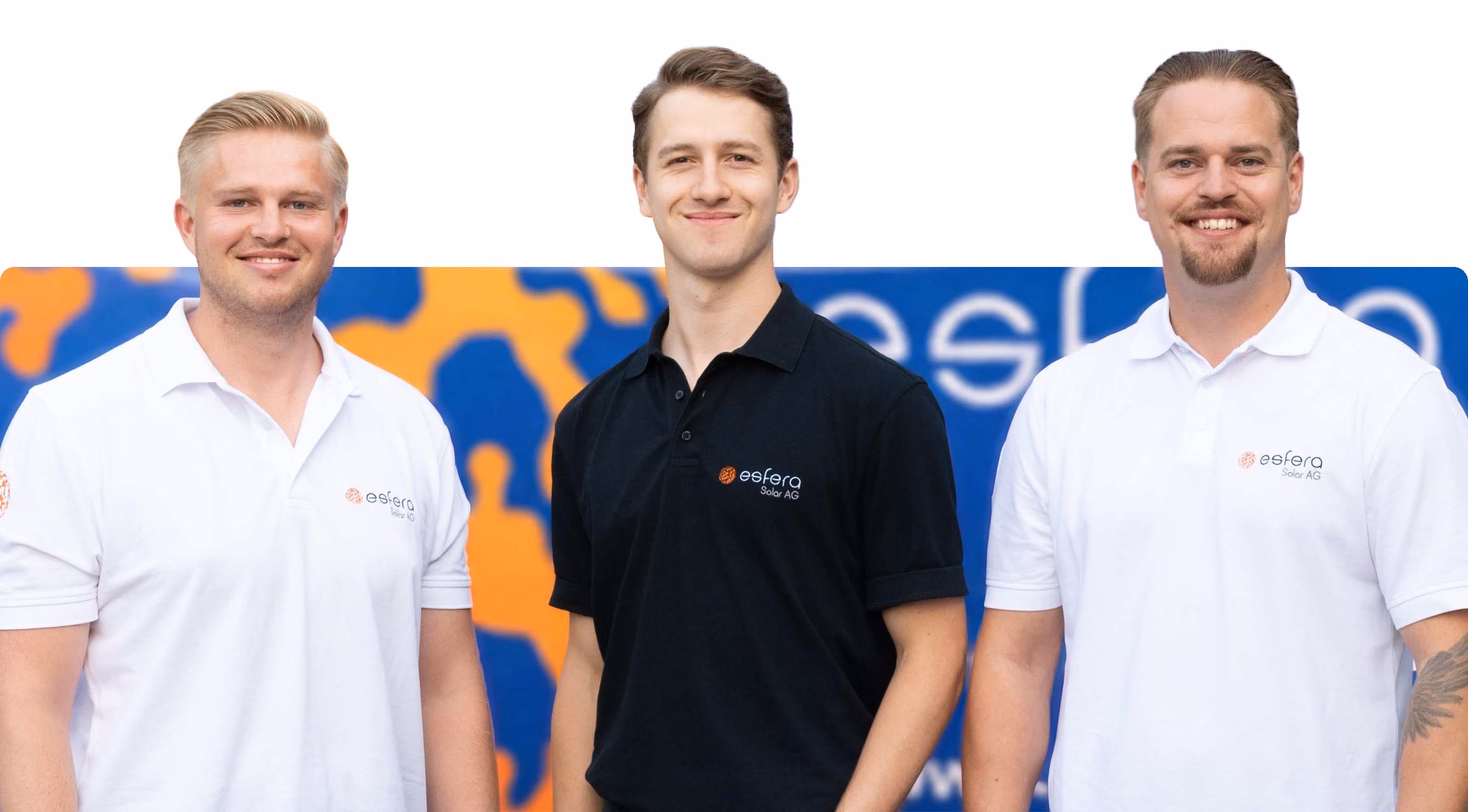 Group of 16 diverse people of the esfera team in casual work attire standing outdoors between a custom Volkswagen car and a blue STI bus with 'Sonne rein, Rechnung klein.' text.