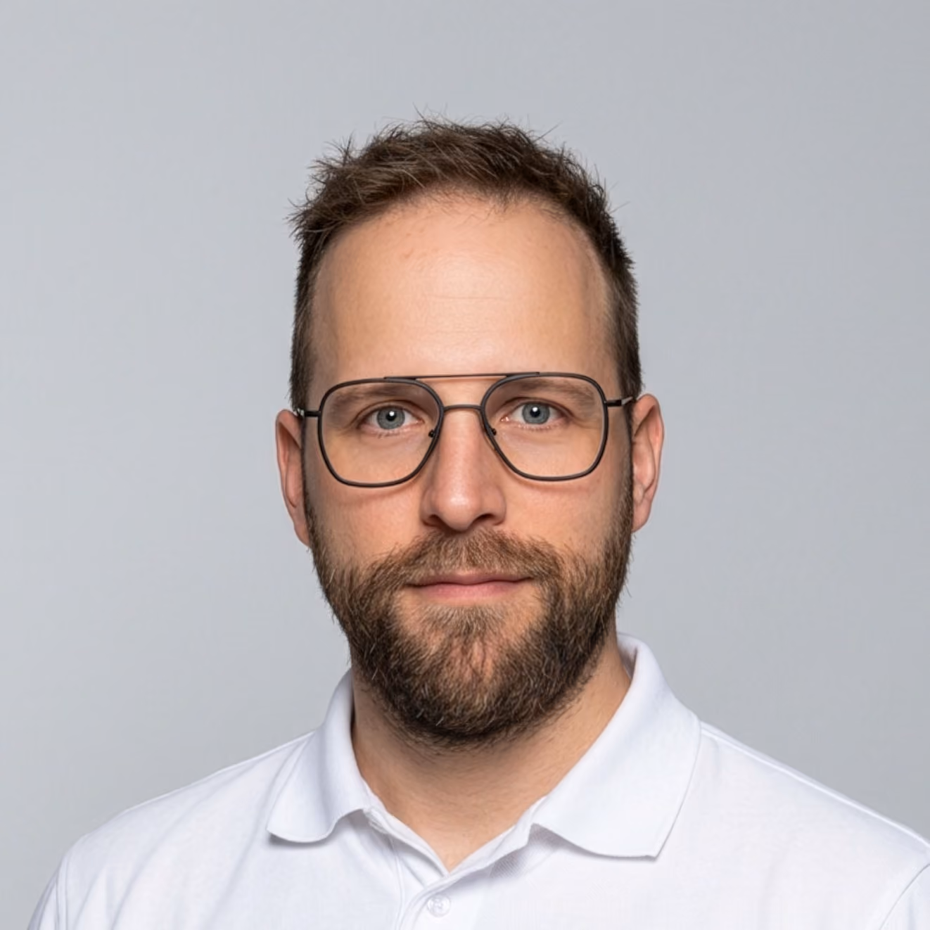Porträt von Sandro Bachmann, Vertriebsmitarbeiter der esfera Solar AG vor einem hellgrauen Hintergrund.