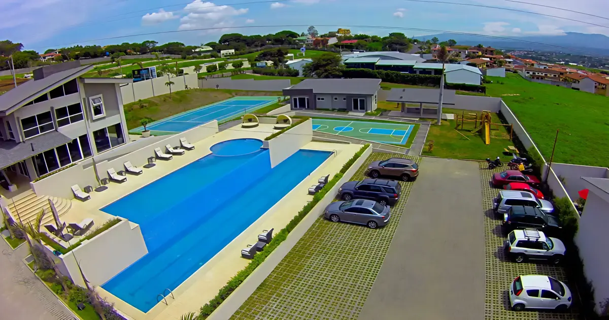 Diseño de piscina comunitaria adaptada a condominios.