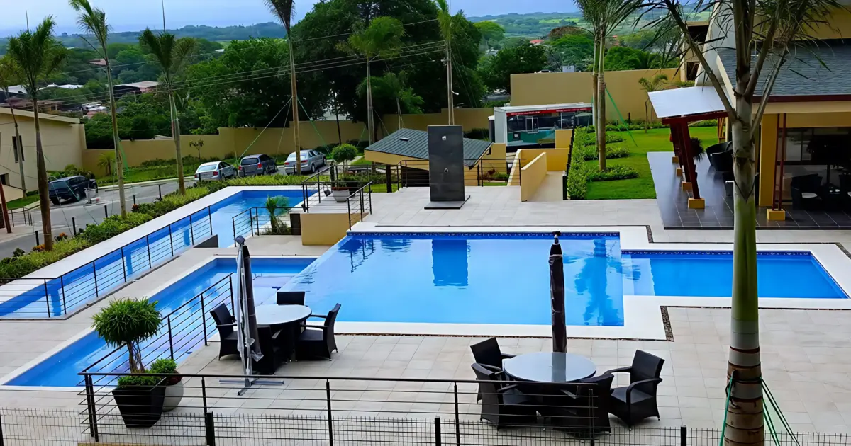 Piscina para condominios, diseño funcional y moderno.