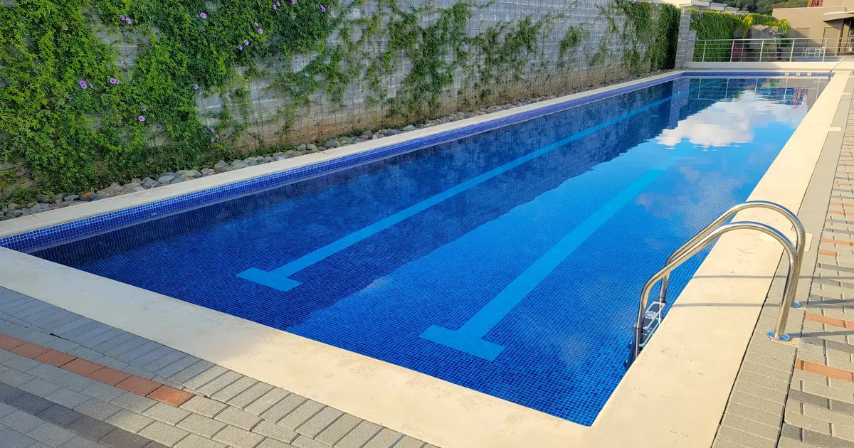Proyecto de piscina con carriles para deportes acuáticos.