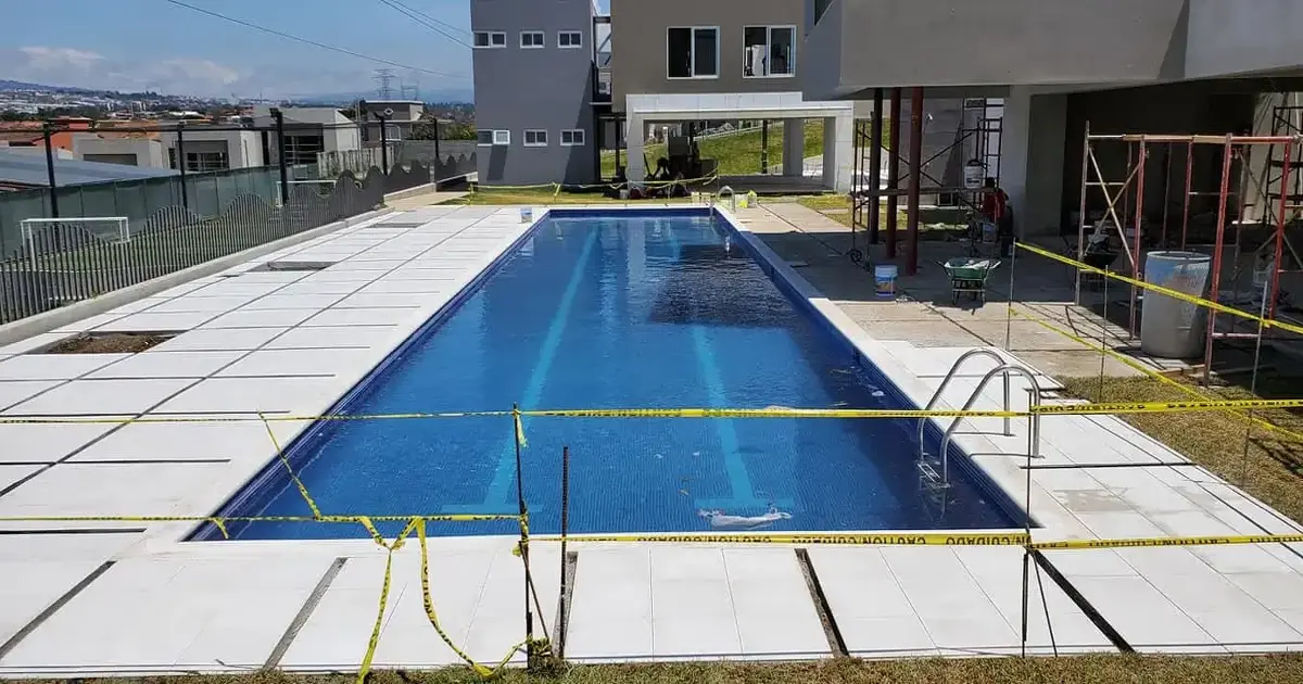 Piscina con carriles para actividades deportivas.