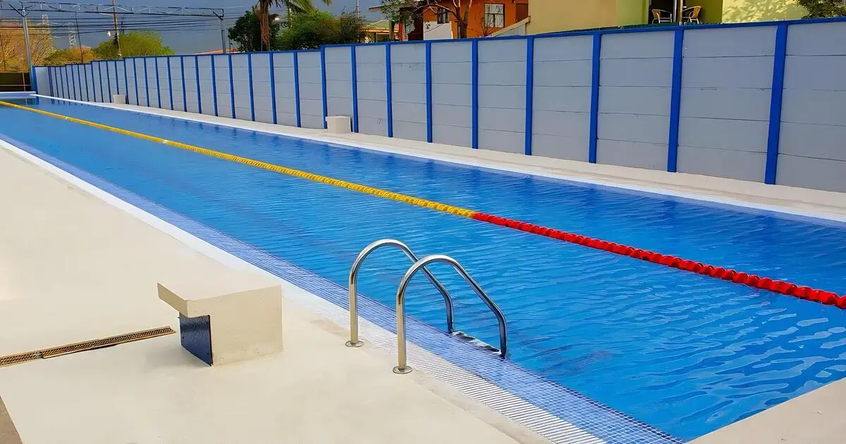 Piscina con carriles para entrenamientos acuáticos.