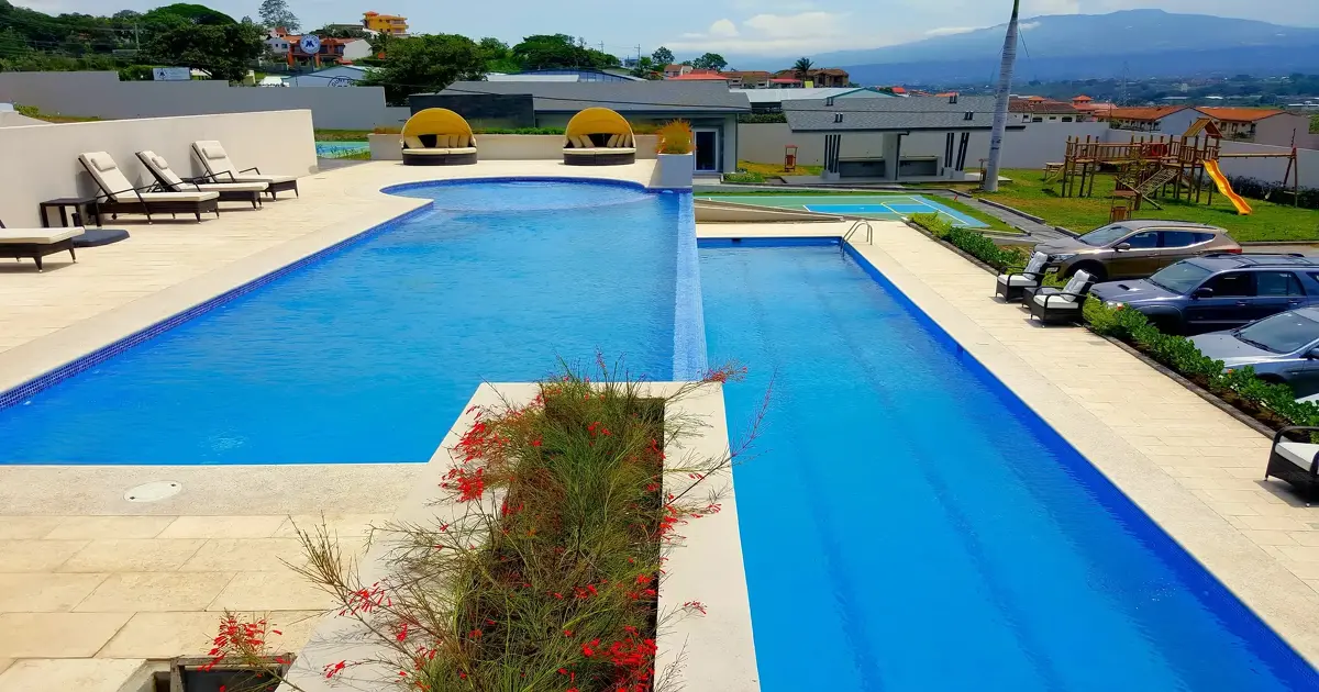 Proyecto de piscina en condominio con acabados de lujo e infinity.