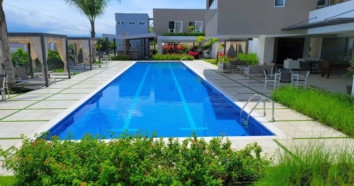 Carriles precisos para piscina en condominio