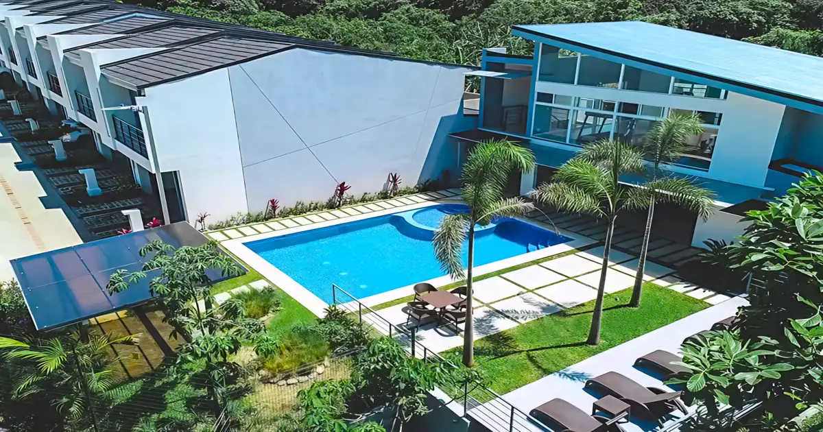 Piscina funcional para condominio de lujo.