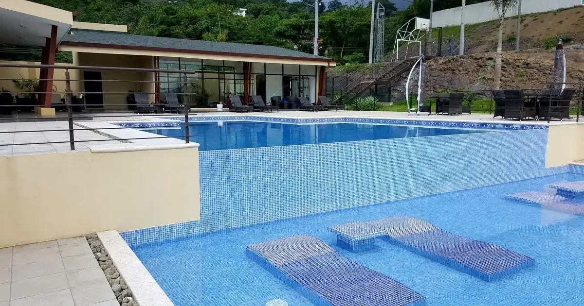 Piscina comunitaria exclusiva para residencias con borde infinito.