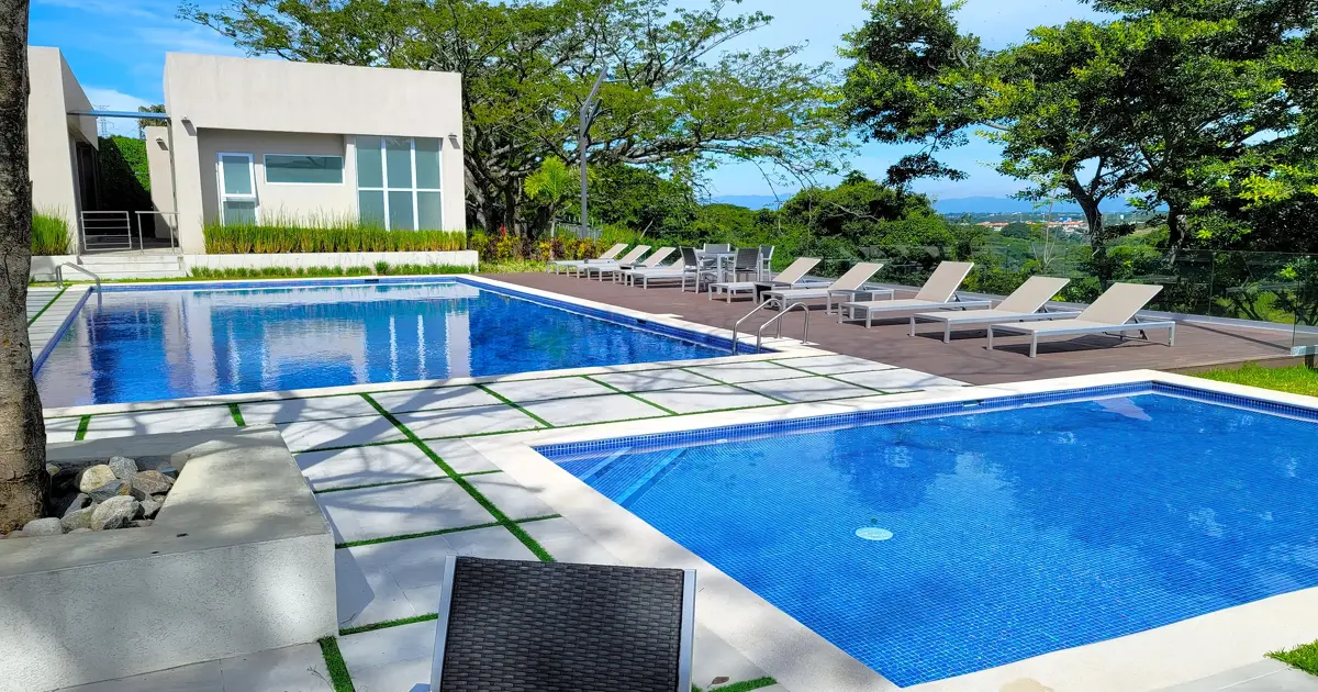 Piscina de diseño construida para condominios exclusivos.