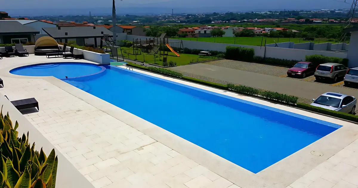 Piscina para complejo residencial con acabados premium.