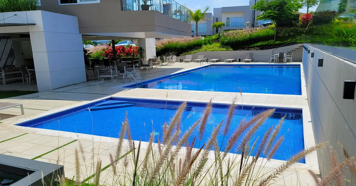 Diseño único de piscina para condominios de gran nivel.