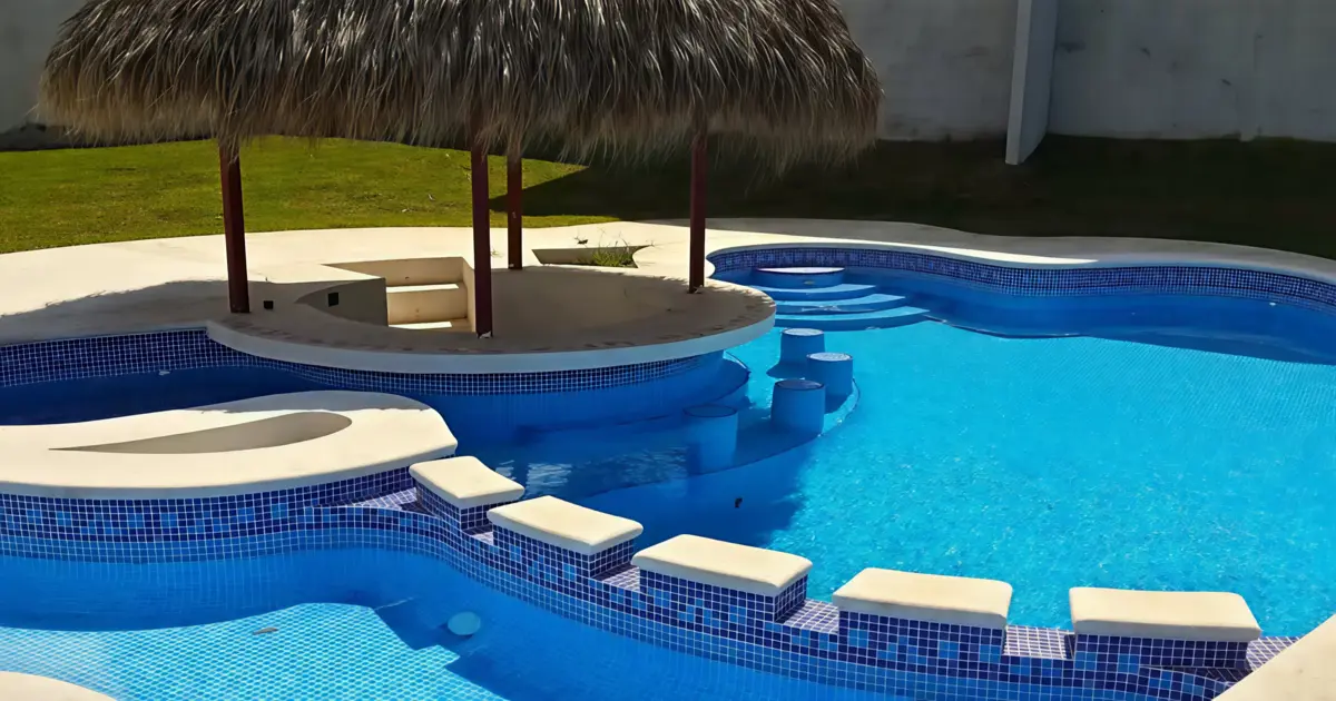Piscina en condominio con acabados perfectos.