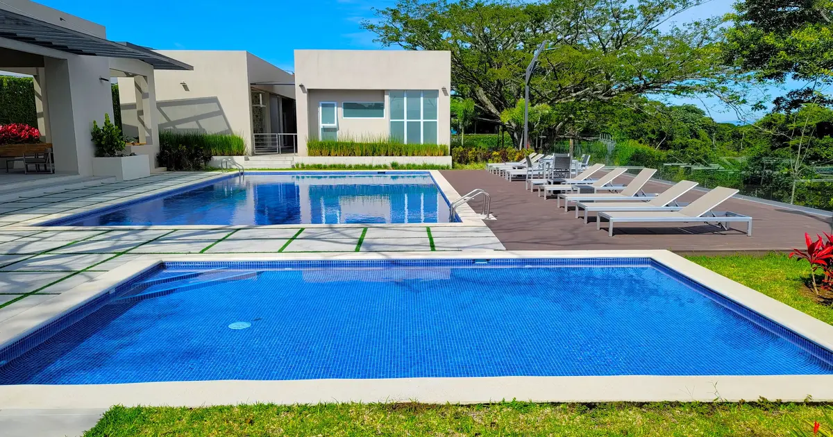 Piscina con acabados de lujo en desarrollo residencial.