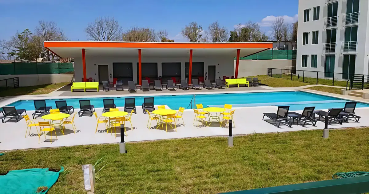 Construccion de piscina adaptada a espacios en condominios.