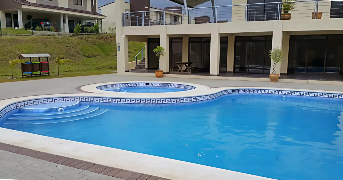 Piscina de lujo en condominio con acabados modernos.