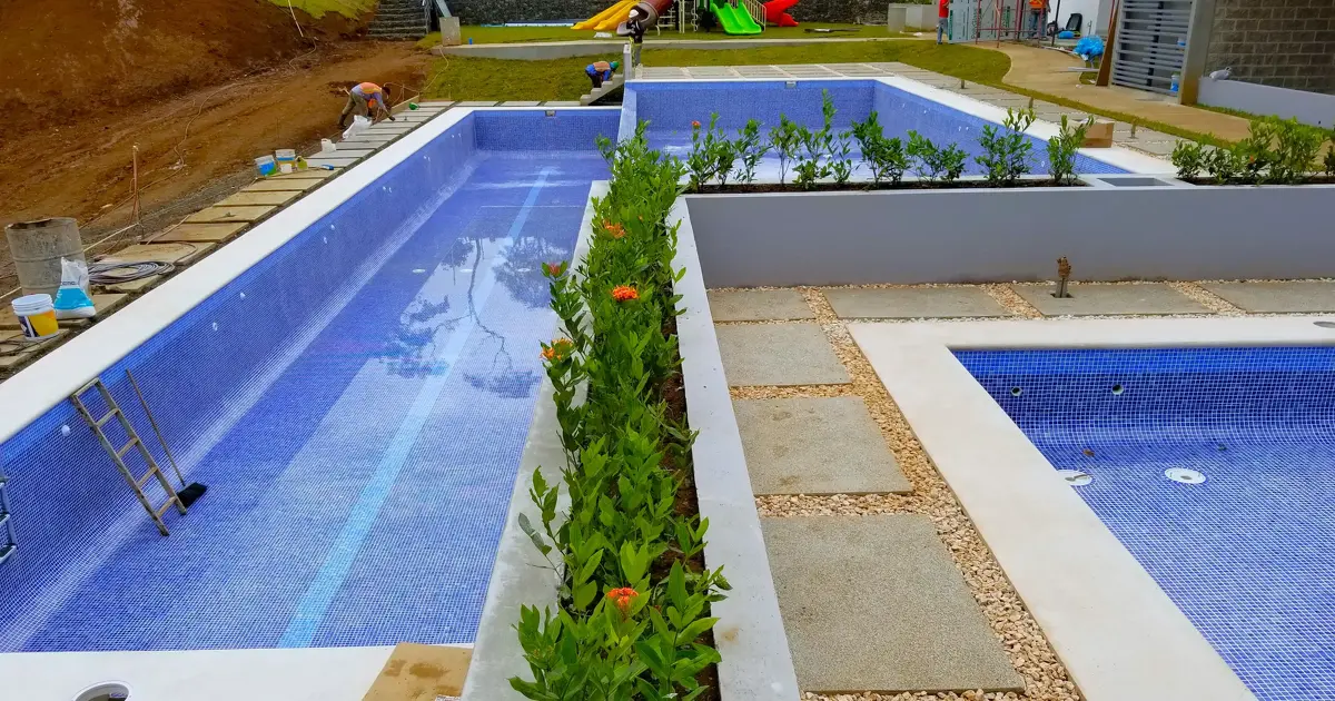 Piscina con diseño práctico y funcional para condominios.
