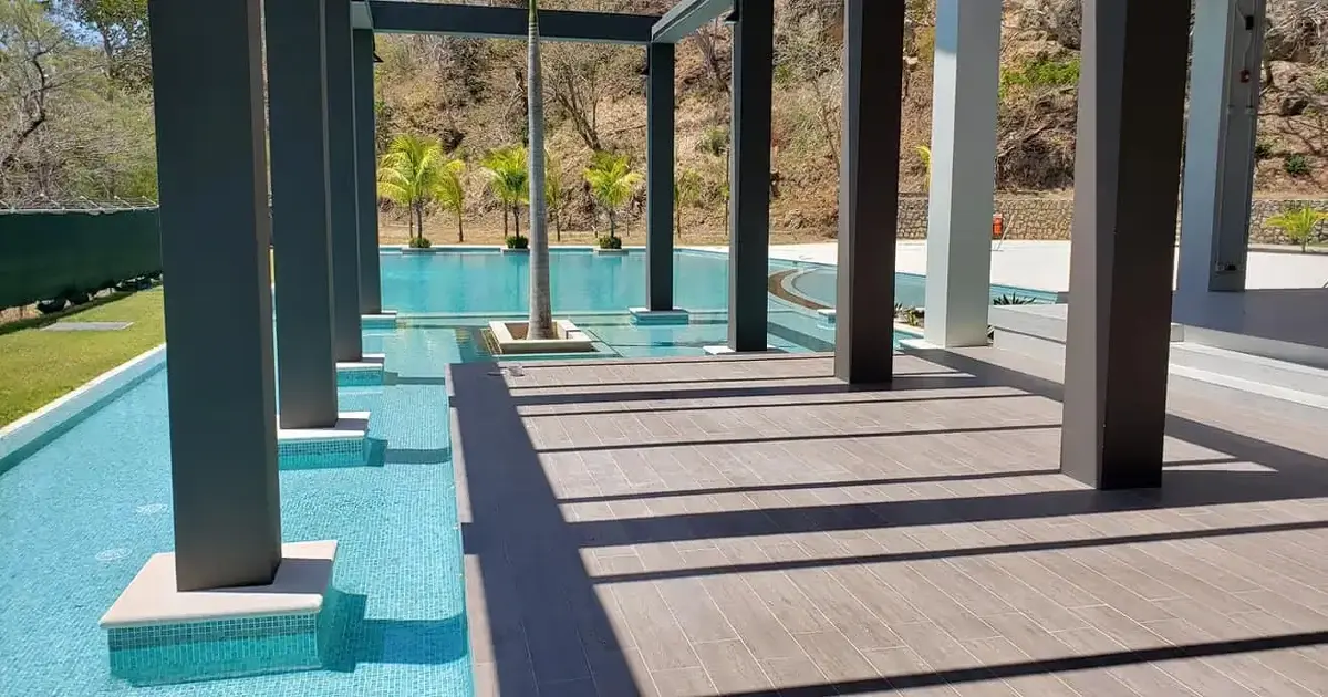 Piscina de lujo en hotel de Costa Rica.