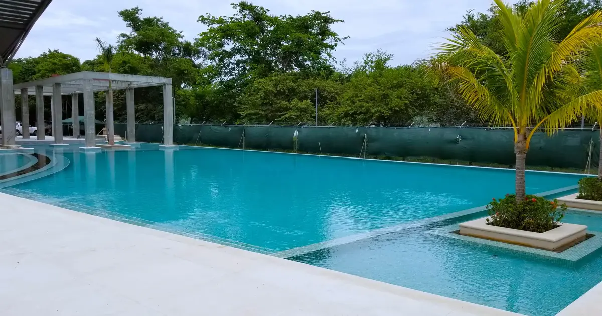 Diseño de piscina exclusiva para hotel.