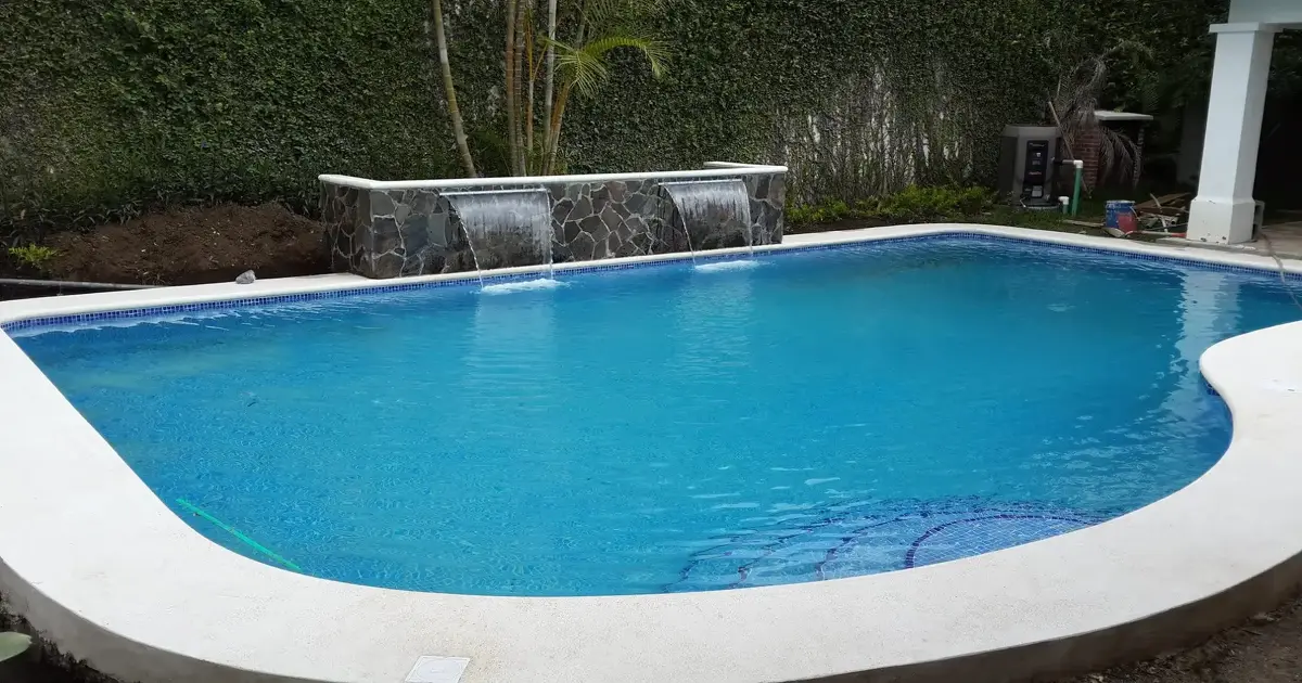 Piscina irregular adaptada a estilo exclusivo.