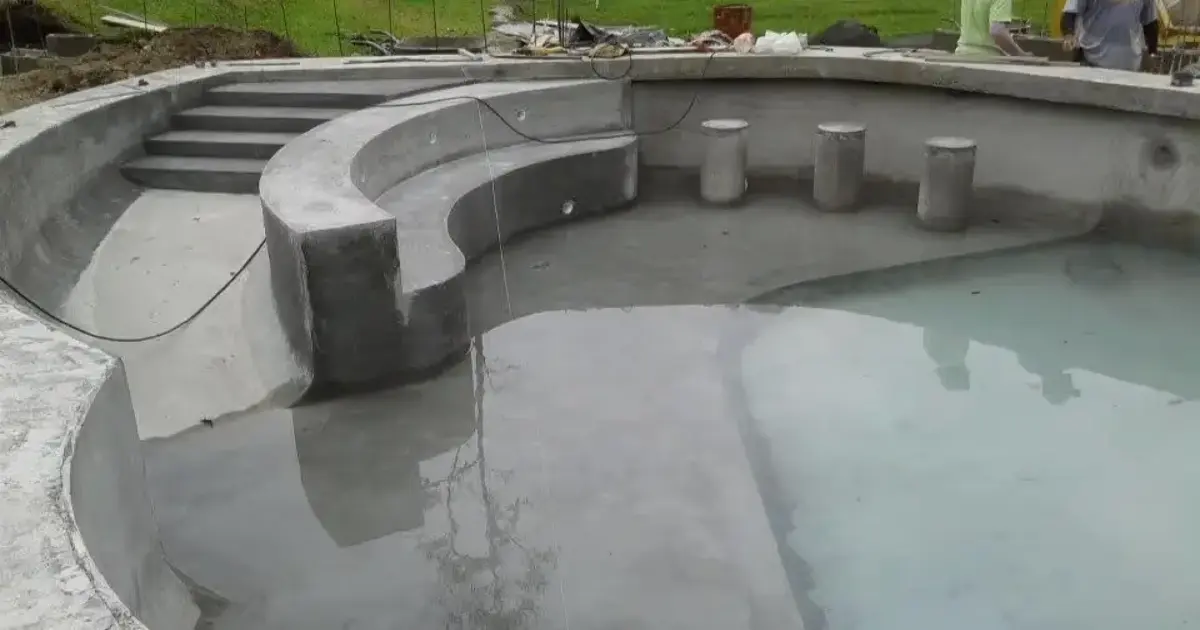 Piscina en obra gris y detalles.